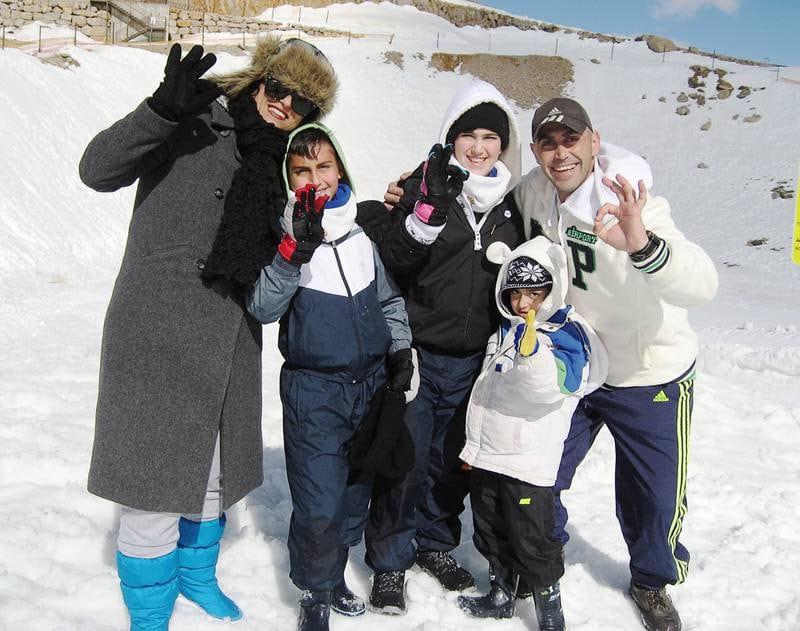 Familjen Peter besöker skidorten Majdal Shams.