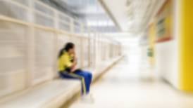Barn får sitta i korridoren under mindfulness i klassrummet