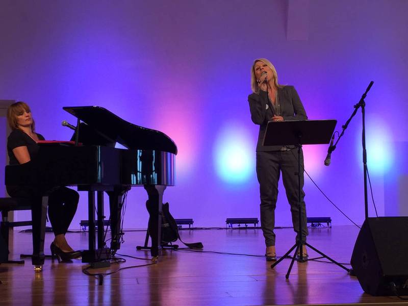 Anna Franklin på piano och Lotta Fahlén sjunger under Dagens jubileumsturné i Kungsportskyrkan i Huskvarna.