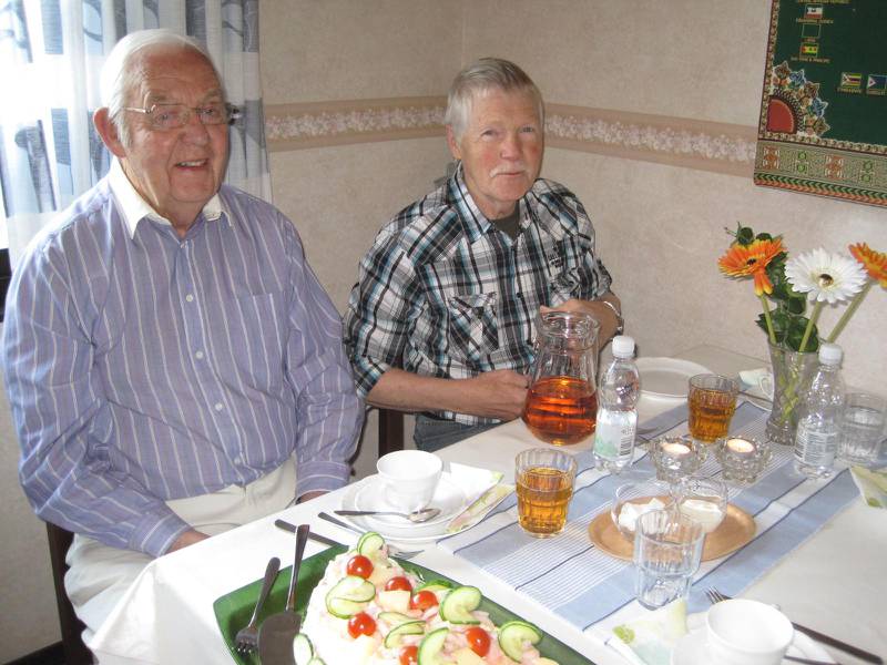 Åke, 95 år, och Germo, 75 år, njuter vid fikaborden.