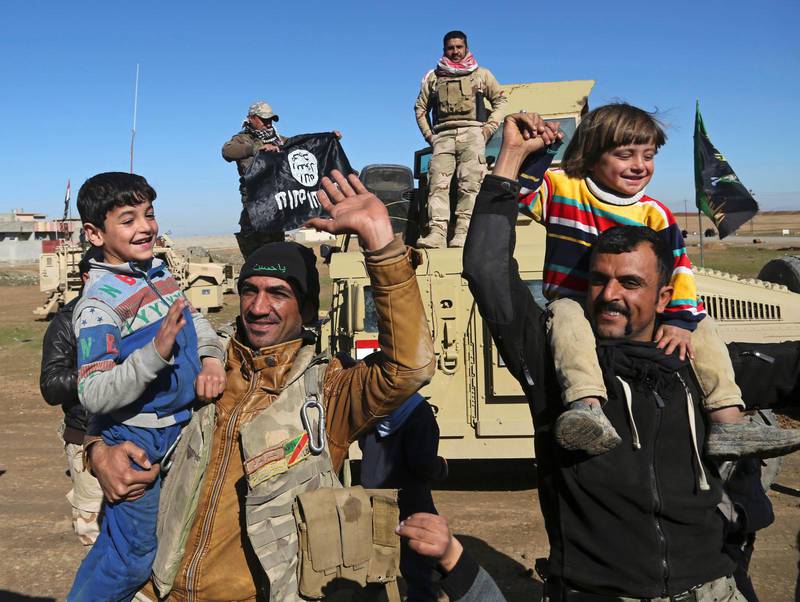 Soldater från Iraks armé firar befrielsen tillsammans med invånarna i Mosul. Fortfarande lever uppskattningsvis 750 000 civila under ockupation av terrorgruppen IS. Enligt FN lever de befriade under mycket svåra omständigheter. Bland annat är de tvungna att bränna sina möbler för att få värme.(AP Photo/Khalid Mohammed)