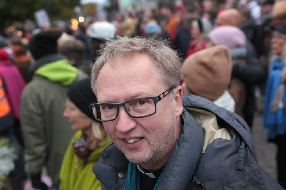 Förre domprosten Mats Hermansson (bilden) blev polisanmäld för att han ringde i kyrkklockorna. Men nu är polisutredningen nedlagd (bild från en manifestation mot rasism och sexism i Visby 2016).