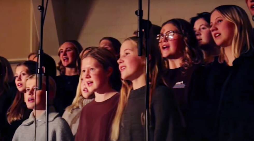Ungdomskören i Donsö missionsförsamling sjunger Bereden väg för Herran 1 december.