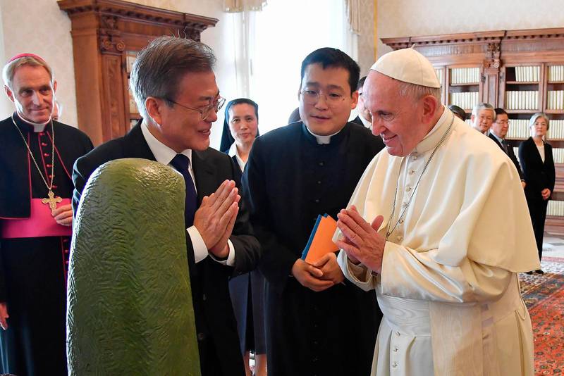 Sydkoreas president på besök i Vatikanen, där han förmedlade en inbjudan från Nordkorea.