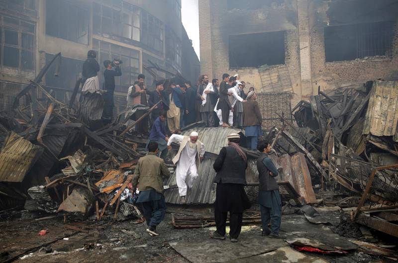 2 november 2018. Flera hundra affärern jämnades med marken vid en stor explosion på marknaden i Kabul.
