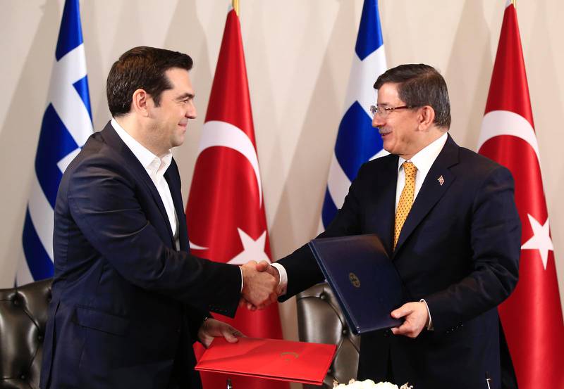 Avtal på gång. Greklands premiärminister Alexis Tsipras (till vänster) och Turkiets premiärminister Ahmet Davutoglu skakar hand.