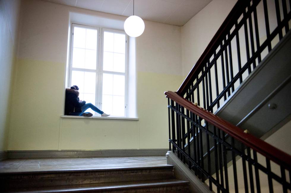 STOCKHOLM 20141217En högstadieelev sitter i ett fönster i en trappa i Sofia skola  Foto: Jessica Gow / TT / Kod 10070  