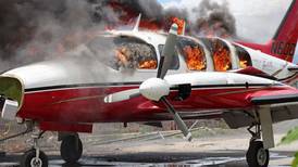 Missionärers flygplan sattes i brand på Haiti