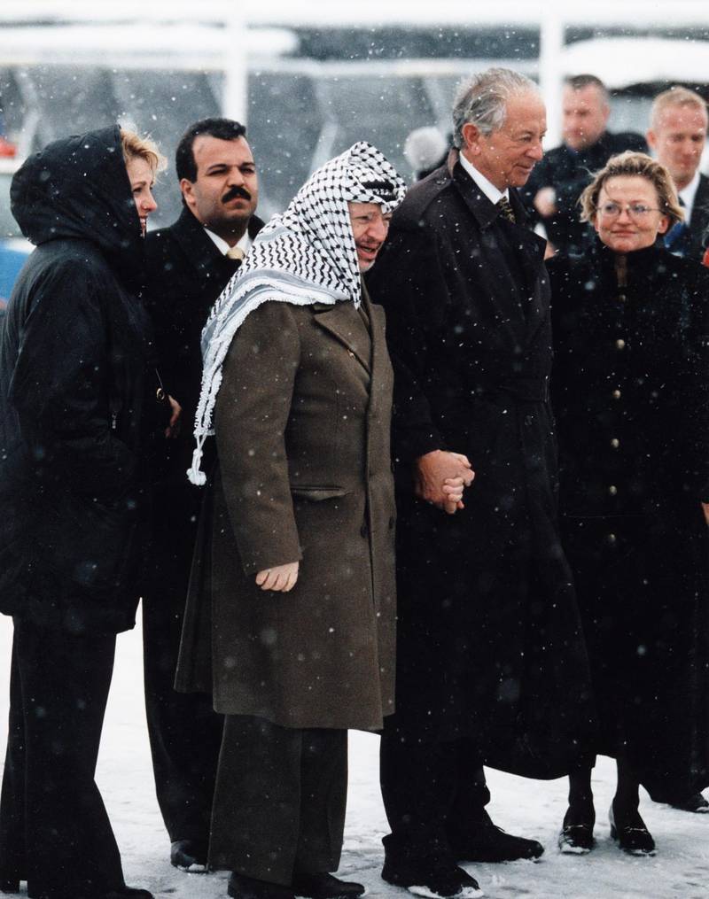 Sten Andersson tar emot Yassir Arafat på Arlanda 1998.