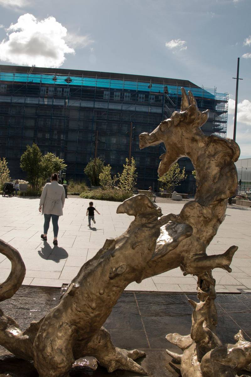 ”Dogfight”, Skulpturgrupp av Fredrik Wretman på Stora torget i Barkarby­staden.
