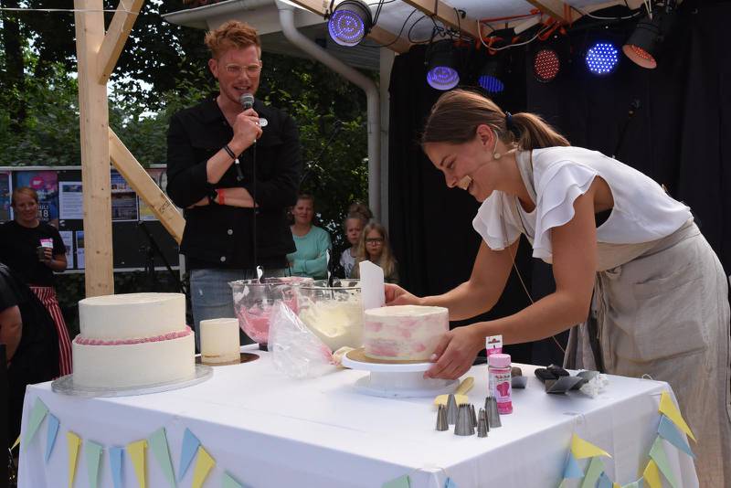 Vinnaren från "Hela Sverige bakar", Andréa Brändström, körde tårtbak på utescenen inför storpublik. "Hela GF bakar" hette programpunkten.
