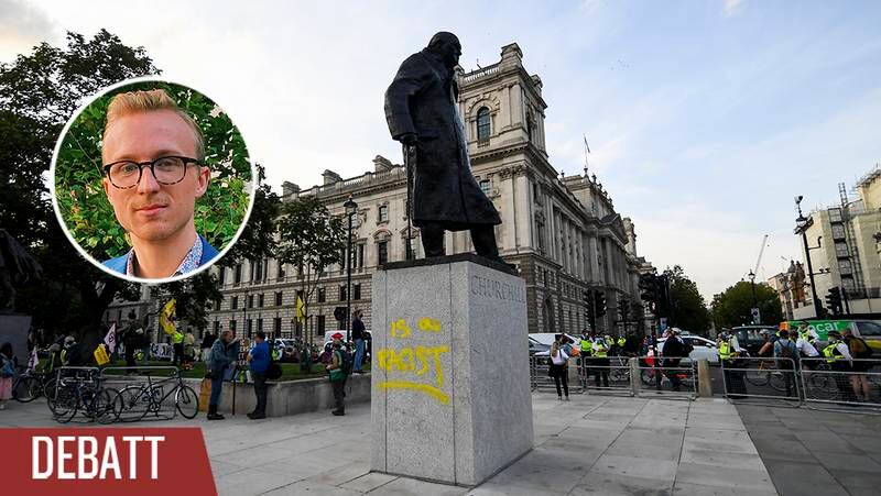 En staty i London av Winston Churchill vandaliserad med texten “racist”.