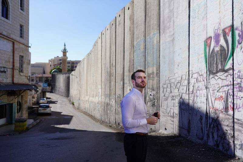 Jakop Dalunde utanför muren som byggts igenom östra Jerusalem. "Sverige har en unik position eftersom vi erkänt Palestina som stat. Det ger oss möjlighet att också vara tuffa mot den palestinska myndigheten", säger han med anledning av Human Rights Watch senaste rapport.