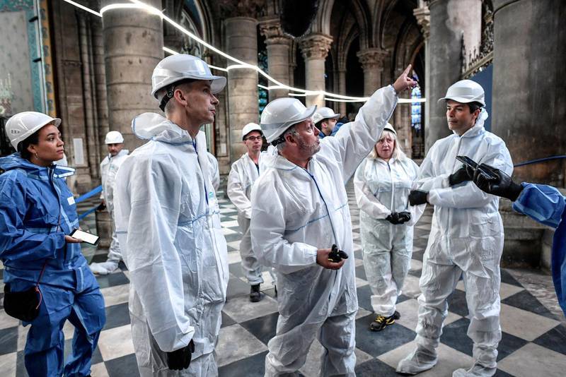 Frankrikes kulturminister Franck Riester får en rundvandring i Notre-Dame under reparationsarbetet. Foto: Stephane de Sakutin/TT