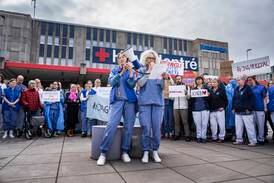 Stor manifestation för avsatta Karolinska-läkaren Karin Pettersson