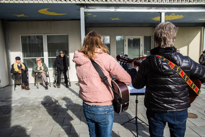 Bilder från Strömsnäsbruk till artikel om sång utanför äldreboenden.