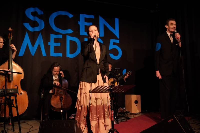 Lena Hesse och Kent Sidvall framför Johnny Cash-­låten ”Get rhytm”.