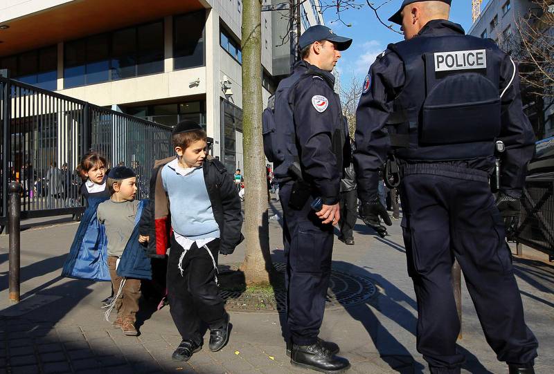 En judisk skola attackerades år 2012 i Toulouse i Frankrike. En lärare och tre barn dödades. Attentatet var ett i raden av attacker mot judar och judiska