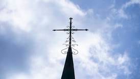 Lysande kors på kyrka upprör norska grannar