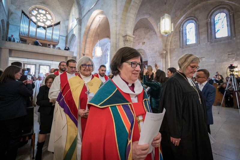 Det är hög stämning när Sally Azar som första palestinska kvinna vigs till präst i
den stora Frälsarens kyrka (Church of the Redeemer) i Jerusalem.