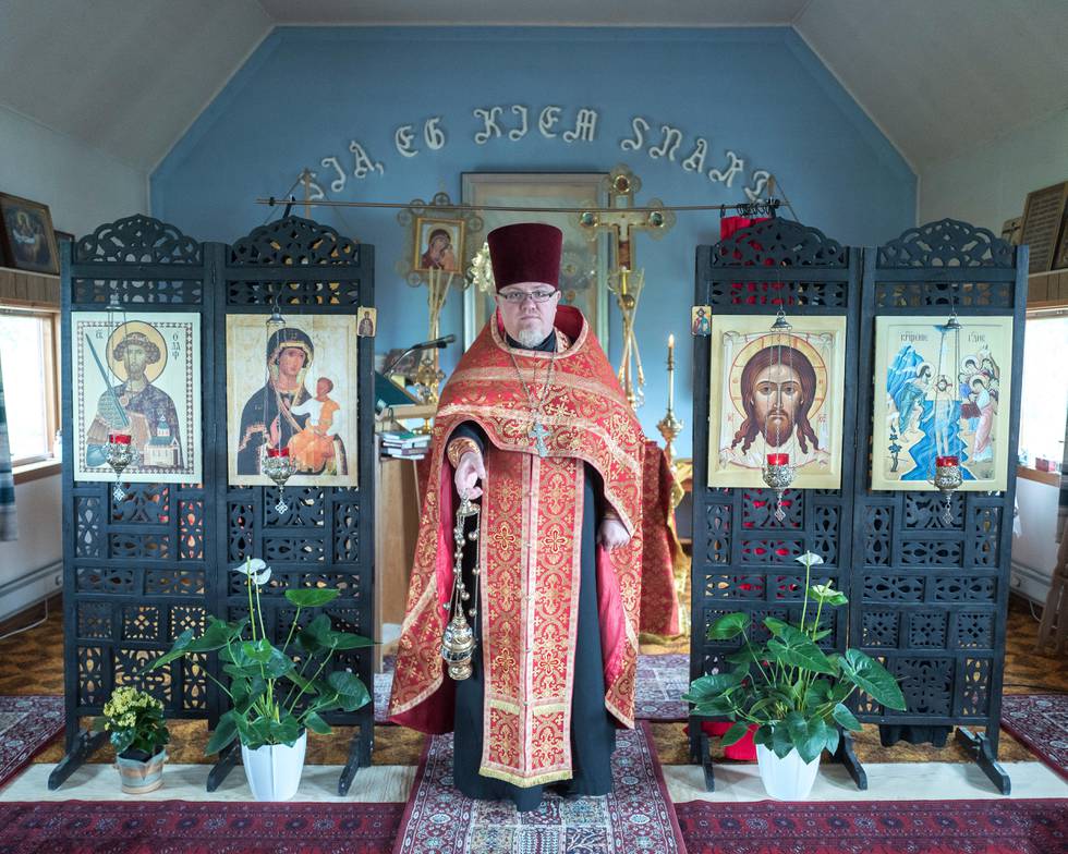 Dmytro Ostanin er selv ukrainer og prest i Den russisk-ortodokse kirke som holder til i det som var Søreide bedehus i Bergen. Som privatperson og ukrainer synes han det er gledelig at ukrainere som har vært utestengt fra det ortodokse fellesskapet, nå er tatt inn i varmen igjen av patriarken i Konstantinopel.