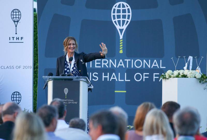 Mary Pierce talar vid ett event med International Tennis Hall of Fame då hon blev invald i den exklusiva skaran i juli 2019.