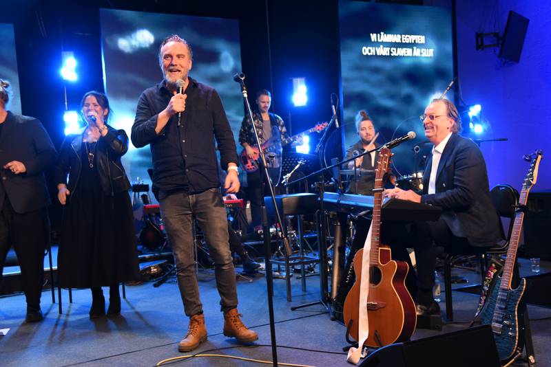 Michael Jeff Johnson och Roland Utbult framförde Rolands sång "Gå framåt med sång" under Minns du sången-konsert på Hillsong i Arlanda stad 15 oktober 2021 som även sändes via TBN.
