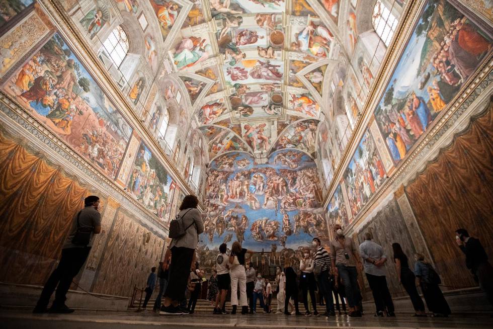 Det var glesare än vanligt i Sixstinska kapellet när Vatikanens museum återigen öppnade för besökare på måndagen efter Italiens tre månader långa nedstängningen