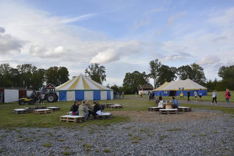 Förra årets lovsångsfestival, Ära19, på Torpområdet var den första i sitt slag. I årets festival kommer digitala livesändningar från Torp att varvas med lokala festivaler på ett 20-tal orter runt om i landet.