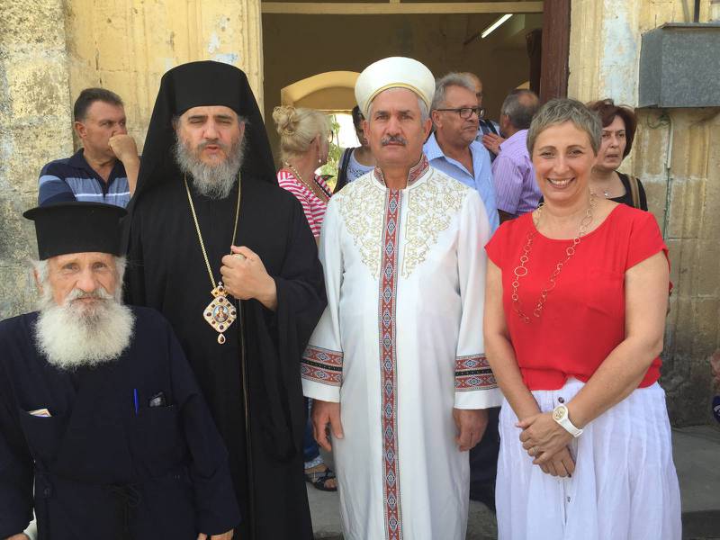 Olika slags prästhattar vid en gudstjänst i grekisk-ortodox kyrka.