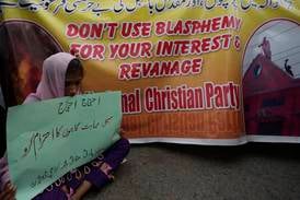 Tre gripna efter attack mot kyrkor i Pakistan