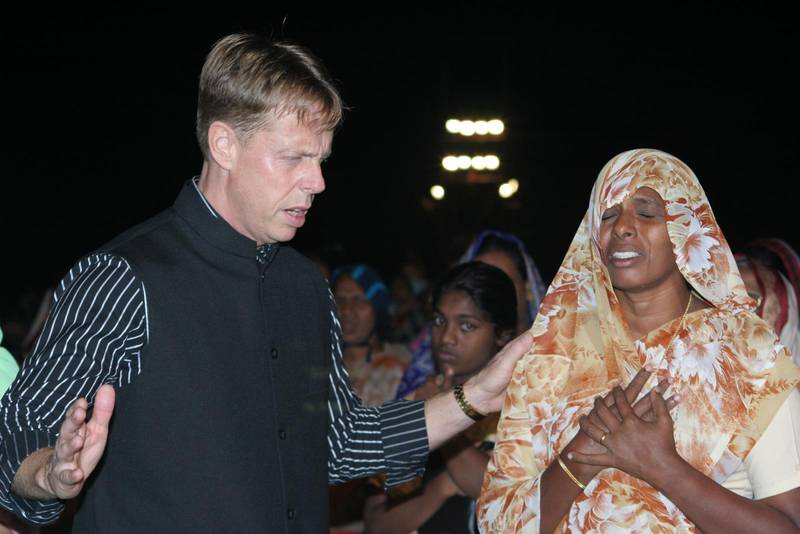 Tommy Lilja ber för en kvinna i New Delhi.