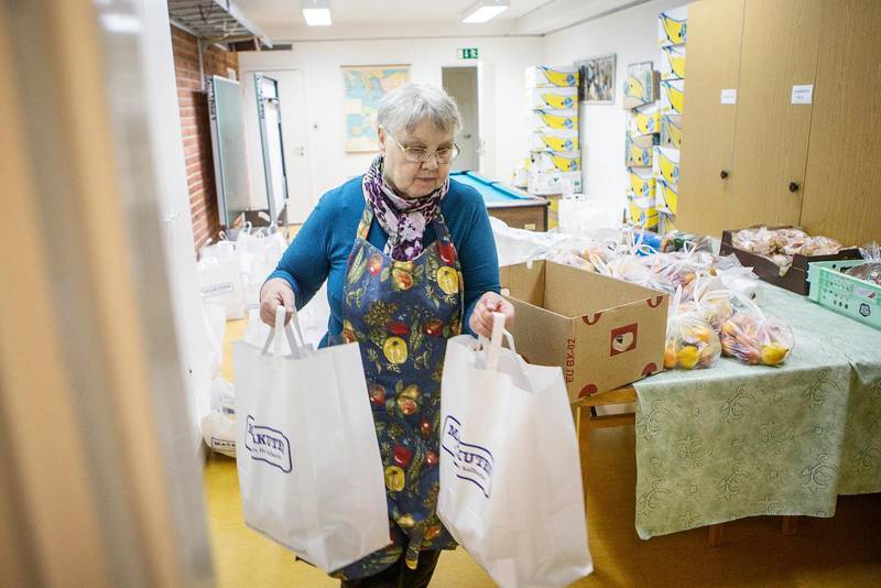 Gunilla Porsvant är en av volontärerna som ser till att det finns mat att dela ut.