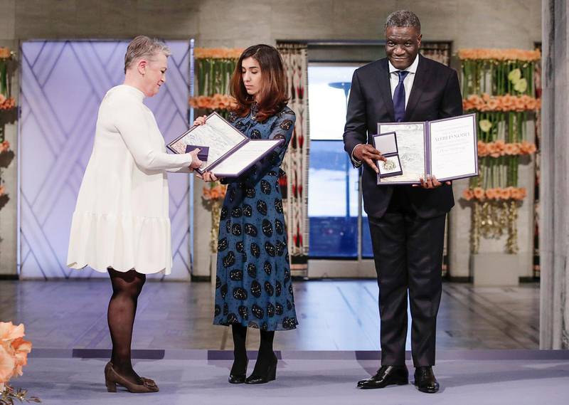 Får priset. Nadia Murad och Denis Mukwege får prisen av Berit Reiss-Andersen, från Nobelkommittén.