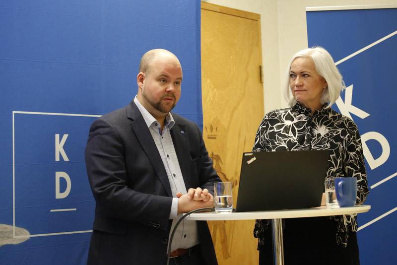 Peter Kullgren, ny partisekreterare, och Acko Ankarberg Johansson, tidigare partisekreterare, under en pressträff i valrörelsen.