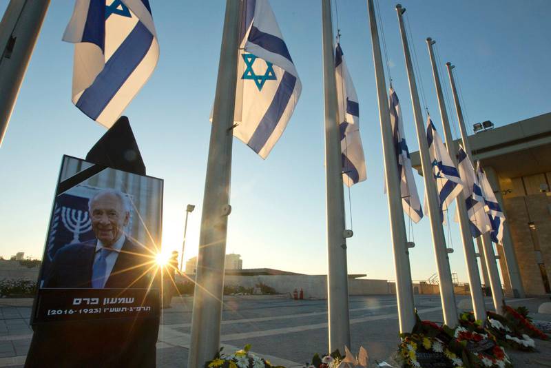 HALV STÅNG. Israeliska flaggor vajade på halv stång då Shimon Peres begravdes. 