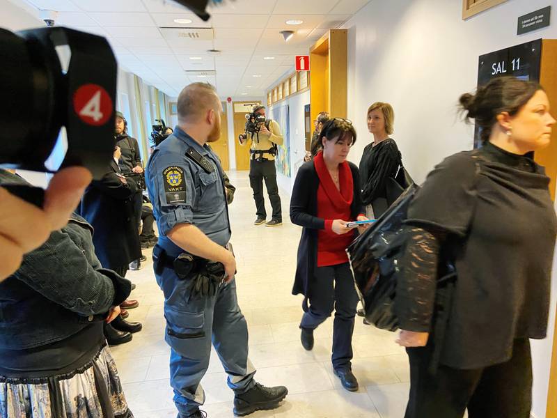 Åsa Wauldau på väg in i rättssalen i Uppsala Tingsrätt på onsdagen inför att förhandlingarna på den sista dagen av Knutbyrättegången.