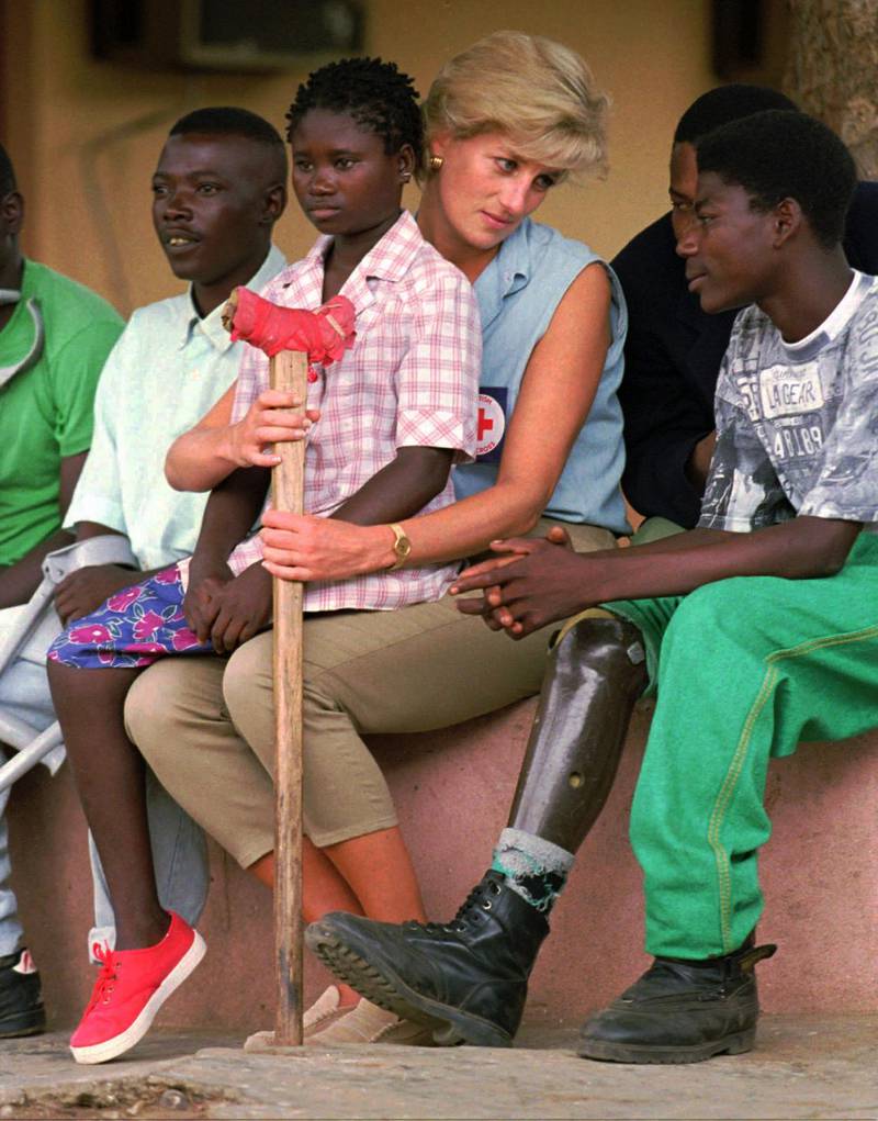 Engagerad prinsessa. Prinsessan Diana hade ett stort engagemang för utsatta människor runt om i världen. Här möter hon skadade barn och ungdomar vid en klinik i Luanda, Angola.
