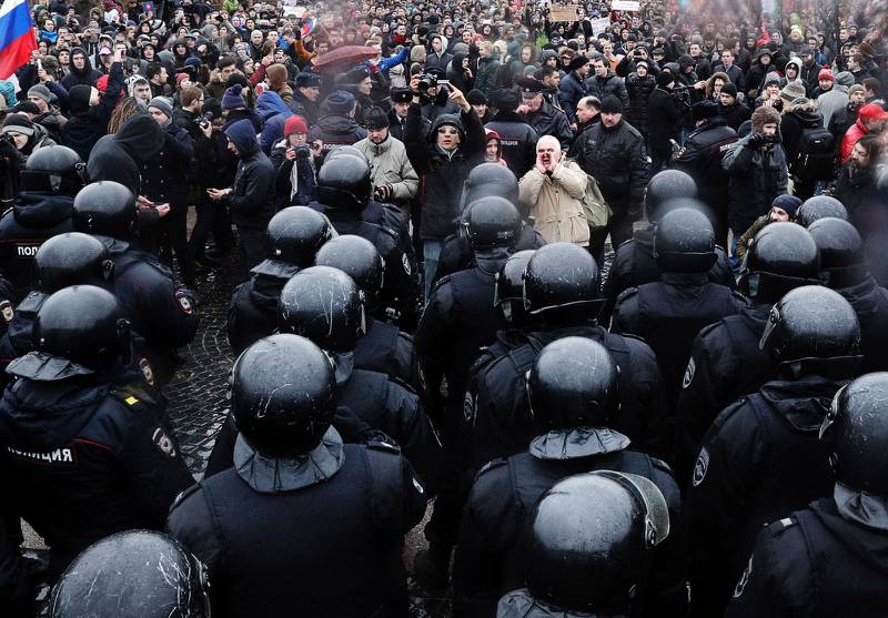 Regimkritiska protester med tusentals ryssar har lett till massiva polisinsatser. 