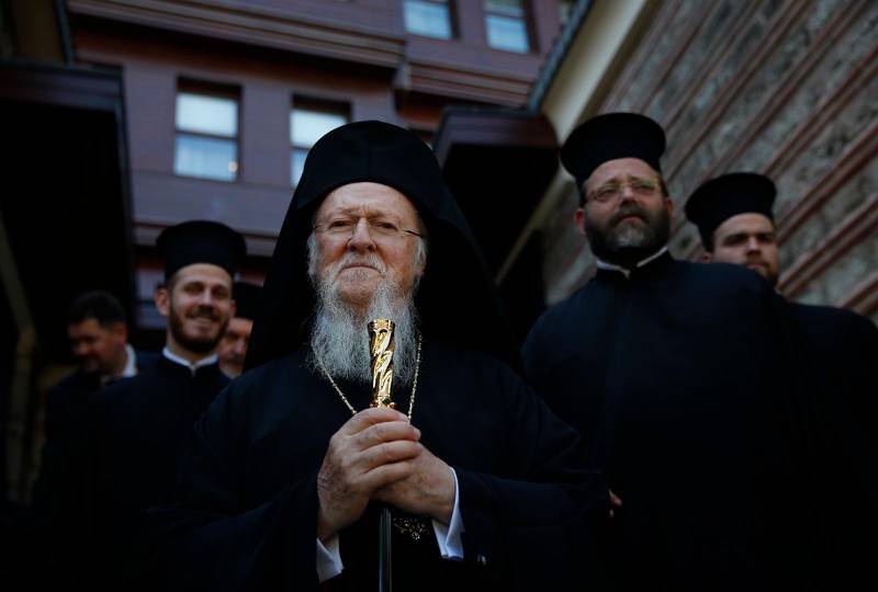 Ortodoxa präster i Ukraina måste nu ta ställning för eller emot Moskva. Här möter patriark Bartolomeus ukrainska företrädare i Istanbul.
