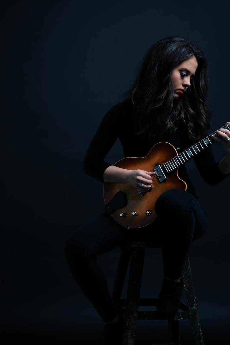 Mandolinvirtuosen Sierra Hull är aktuell med ett nytt studioalbum, ”25 trips”, som har sina rötter i bluegrassmusiken.