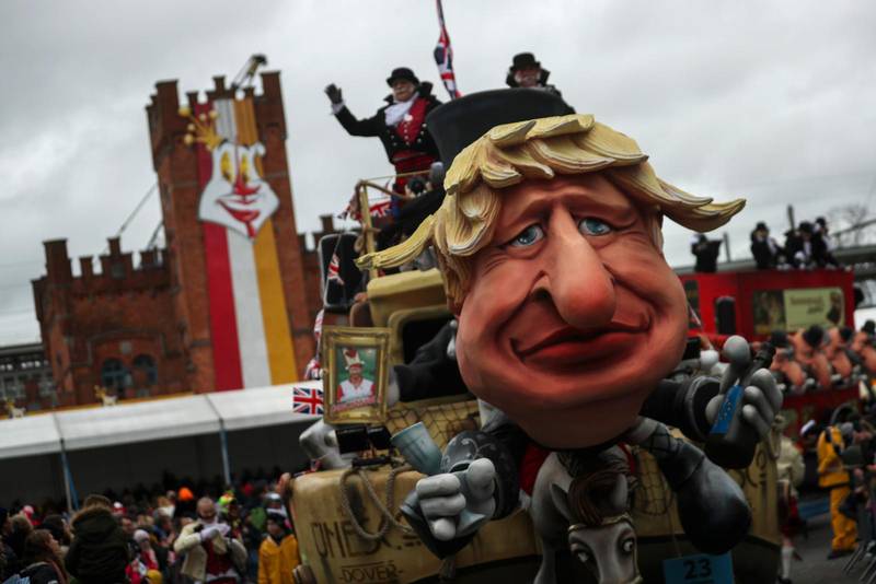 De som försvarar festivalen betonar att paraden häcklar allt och alla - här en karikatyr av brittiska Boris Johnson.