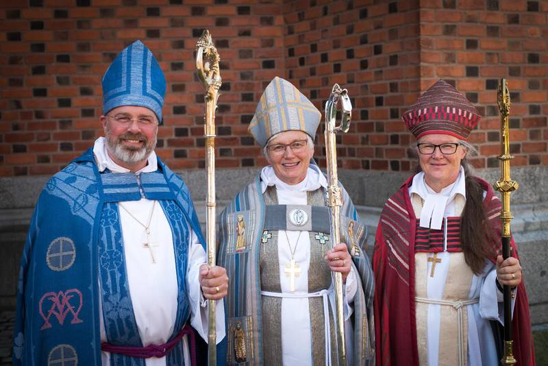 Nya biskoparna Thomas Petersson, Visby stift, och Åsa Nyström, Luleå stift, ihop med ärkebiskop Antje Jackelén (mitten) efter söndagens biskopsvigning i Uppsala.