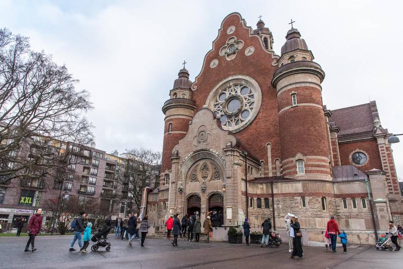 Besökare strömmar in till den ekumeniska gudstjänsten i Johanneskyrkan i Malmö den 19 januari 2020 då nästan alla stans kyrkor ställt in sina gudstjänster till förmån för den gemensamma samlingen under årets ekumeniska bönevecka. Kyrkan ligger precis vid Triangeln i hjärtat av Malmö.