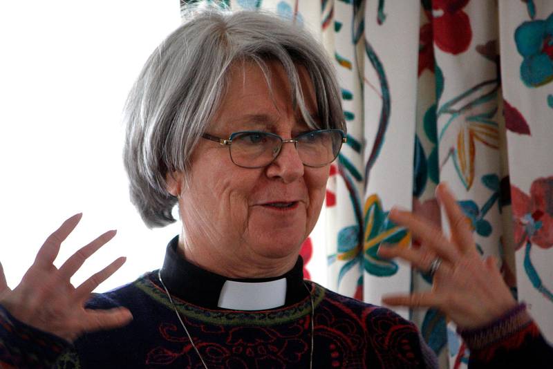 Eva Cronsioe, dagens talare och präst i Svenska Kyrkan i Valletuna, har en bakgrund som journalist och producent inom SVT. 