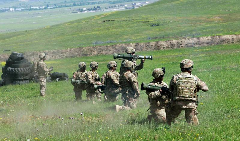 Amerikanska soldater avfyrar AT4:or i samband med militära övningar tillsammans med georgiska trupper vid en militärbas utanför Georgiens huvudstad Tbilisi i maj 2016.