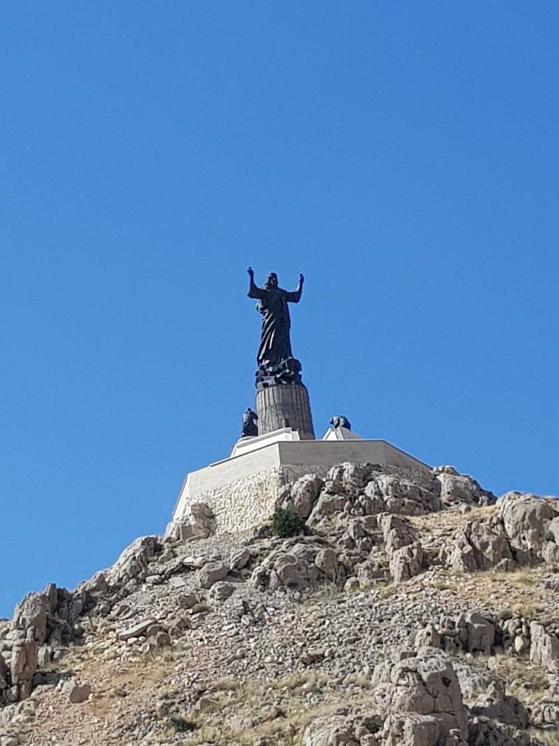 I staden Saidnaia i Syrien har ryssar på 1900 meters höjd rest en Kristusstaty likt den i Rio.
