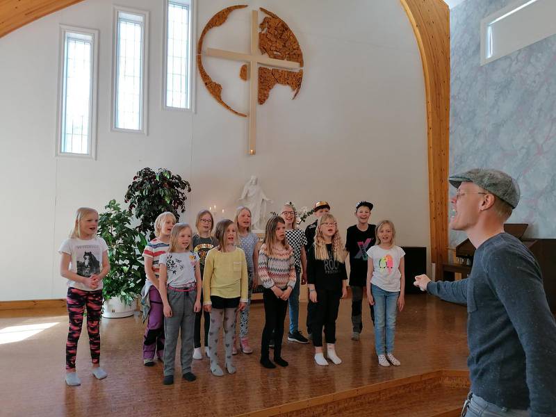 Barnkören i Norrfjärdens församling skrev och spelade in låten "Vi tänker be (för statsministern)". Körledaren Rickard Tjernlund hjälpte barnen att spåna fram texten.  Låten har nu skickats till regeringskansliet.