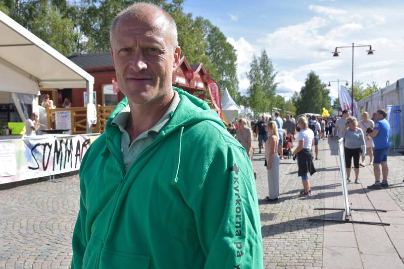 ”Varje år får vi be med människor både i tältet och ute på området” säger Niclas Forsberg, pastor i Pingstkyrkan Östersund.