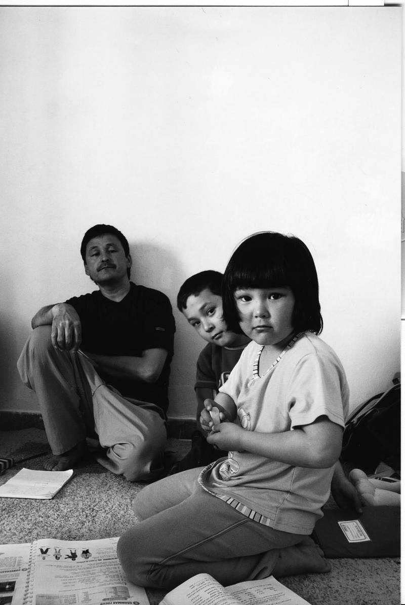 Nazanin Nouri som liten flicka, tillsammans med sin pappa och en av sina två äldre bröder. Under fem år levde de i Grekland i väntan på att få komma vidare till Sverige. I Grekland bodde de bland annat i ett rivningsobjekt, med ohyra på golvet och en drogmissbrukare till hyresvärd.
